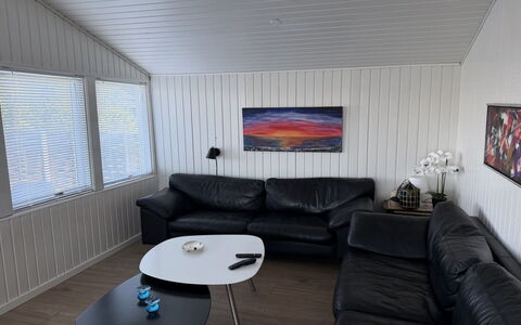 Grith - 740M to the Fjord: Casa, Techo, Sofá, Sala, Madera Dura, Diseño, La Luz Del Día, Suelos De Madera