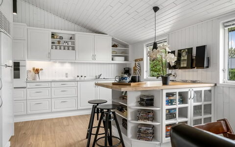 Grith - 740M to the Fjord: Cocina, Mostrador, Diseño De Interiores, Gabinetes, Madera, Piso, Aparato De Cocina, Techo, Mueble, Lámpara