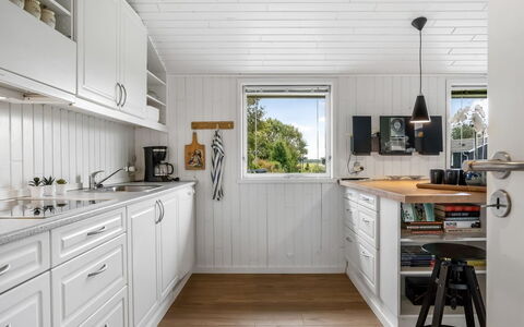 Grith - 740M to the Fjord: Madera, Cocina, Piso, Diseño De Interiores, Mostrador, Suelo, Gabinetes, Aparato De Cocina, Casa, Electrodoméstico