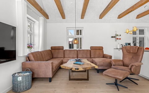 Judyta - 500M from the Sea: Mueble, Casa, Madera Dura, Manchas De Madera, Sala, Material Natural, Silla, Diseño, Suelos De Madera