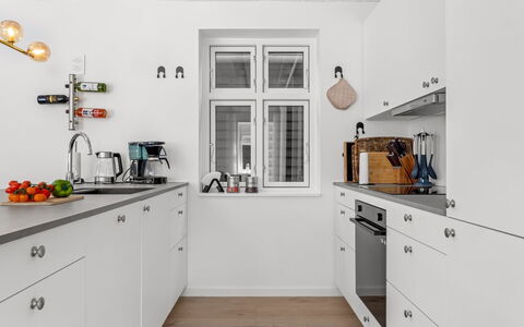 Judyta - 500M from the Sea: Cocina, Aparato De Cocina, Mostrador, Piso, Gabinetes, Electrodoméstico, Diseño De Interiores, Madera, Suelo, Electrodoméstico
