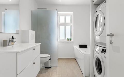 Judyta - 500M from the Sea: Diseño De Interiores, Piso, Lavadora, Suelo, Arreglo De Tubería, Techo, Mueble De Baño, Lavabo, Baño, Grifo