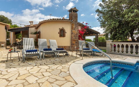 Marsa: Vegetación, Arbusto, Primavera, Cabaña, Jardín, Sombra, Patio Interior, Yarda, Silla