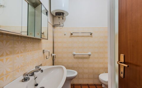 Nido del Brenta: Piso, Baño, Arreglo De Tubería, Diseño De Interiores, Suelo, Lavabo Del Baño, Lavabo, Baño, Asiento Del Baño, Plomería
