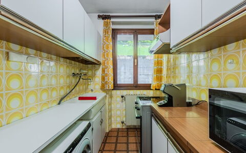 Nido del Brenta: Electrodoméstico, Piso, Diseño De Interiores, Amarillo, Cocina, Suelo, Techo, Aparato De Cocina, Mostrador, Encendiendo