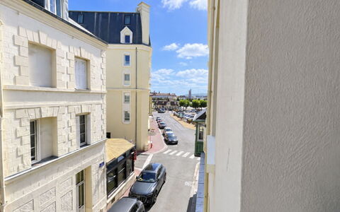 Le Petit Trouville: Techo, Casa, Barrio Residencial, Casa, Inmuebles, Cabaña, Diseño