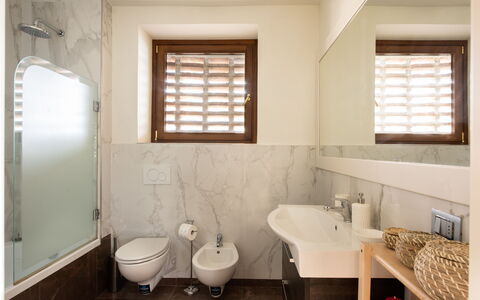 Villa Casabada: Lavabo Del Baño, Piso, Arreglo De Tubería, Diseño De Interiores, Lavabo, Baño, Pared, Suelo, Grifo, Plomería