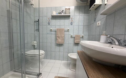 Casa di Mario: Baño, Lavabo Del Baño, Arreglo De Tubería, Asiento Del Baño, Lavabo, Piso, Baño, Suelo, Diseño De Interiores, Grifo