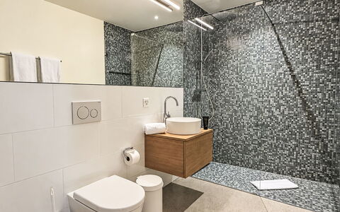 Selva 42: Piso, Pared, Diseño De Interiores, Suelo, Arreglo De Tubería, Baño, Loseta, Baño, Plomería, Material Compuesto