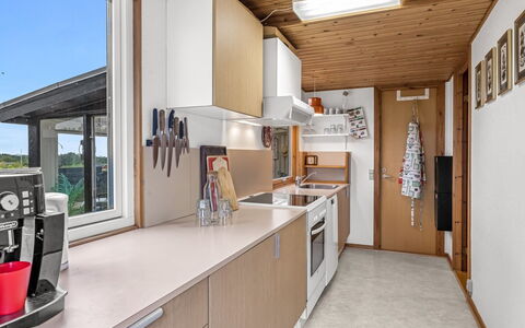 Thorine - 800M from the Sea: Cocina, Electrodoméstico, Aparato De Cocina, Madera, Diseño De Interiores, Mostrador, Piso, Mueble, Techo, Suelo