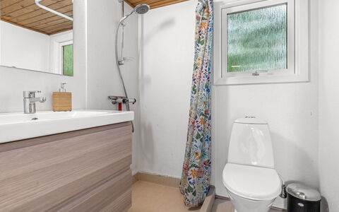 Thorine - 800M from the Sea: Arreglo De Tubería, Piso, Madera, Suelo, Lavabo, Diseño De Interiores, Baño, Grifo, Plomería, Lavabo Del Baño
