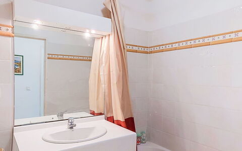 Virginie: Piso, Arreglo De Tubería, Diseño De Interiores, Suelo, Baño, Lavabo Del Baño, Plomería, Lavabo, Habitación, Grifo