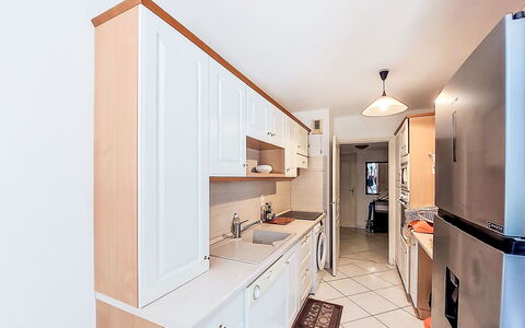 Virginie: Mostrador, Cocina, Diseño De Interiores, Gabinetes, Piso, Mueble, Electrodoméstico, Aparato De Cocina, Madera, Suelo