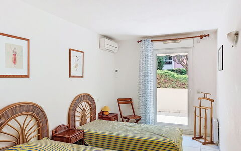 Virginie: Mueble, Diseño De Interiores, Departamento, Suelo, Piso, Casa, Habitación, Cama, Techo, Marco De La Cama