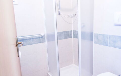 Peschiera del Garda 689: Suelo, Piso, Arreglo De Tubería, Diseño De Interiores, Habitación, Plomería, Baño, Ducha, Puerta De La Ducha, Puerta