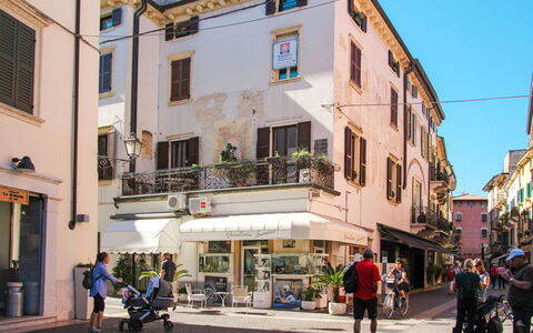 Peschiera del Garda 689: Edificio, Ventana, By, Calle, Superficie De La Carretera, Área Urbana, Ciudad, Barrio, La Carretera, Fachada