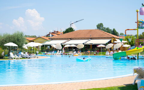 Peschiera del Garda 689: Piscina, Recurso, Recreación, Ocio, Mueble Para Exteriores, Paraguas, Eco Hotel, Vacaciones, Sunlounger