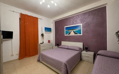 Appartamento Il Vulcano: Mueble, Suelo, Diseño De Interiores, Habitación, Piso, Cama, Sábana, Habitación, Lecho, Departamento