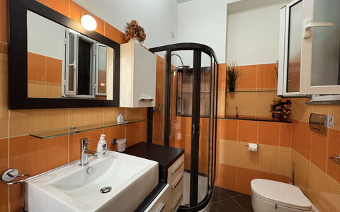 Appartamento Il Vulcano: Lavabo Del Baño, Baño, Lavabo, Diseño De Interiores, Arreglo De Tubería, Espejo, Mostrador, Piso, Mueble De Baño, Grifo