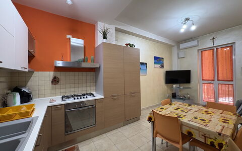 Appartamento Il Vulcano: Piso, Madera, Cocina, Suelo, Diseño De Interiores, Mueble, Aparato De Cocina, Electrodoméstico, Departamento, Habitación