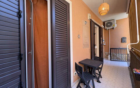 Appartamento Il Vulcano: Suelo, Puerta, Departamento, Manchas De Madera, Silla, Balcón, Madera Dura, Inicio De La Puerta