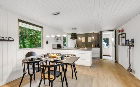 Hubert - 450M to the Fjord: Diseño De Interiores, Madera, Piso, Techo, Mueble, Lámpara, Suelos De Madera, Suelo, Cocina Y Comedor Mesa, Cocina