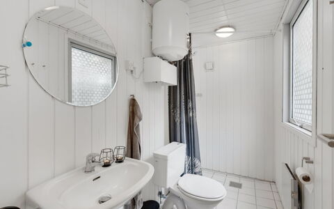 Hubert - 450M to the Fjord: Arreglo De Tubería, Baño, Lavabo, Diseño De Interiores, Asiento Del Baño, Baño, Lavabo Del Baño, Grifo, Piso, Techo