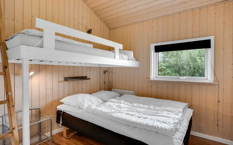 Nahuel - 300M to the Fjord: Habitación, Cama, Madera, Sábana, Lecho, Litera, Marco De La Cama, Diseño De Interiores, Suelo, Techo