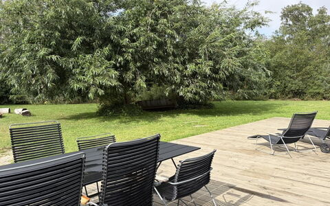 Pirka - 500M from the Sea: Arbusto, Sombra, Jardín, Plantas Leñosas, Mueble Para Exteriores, Césped, Paisajismo, Yarda, Parque, Patio Interior