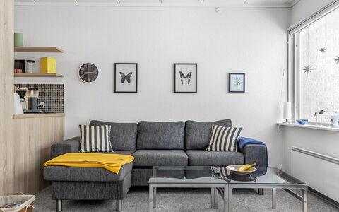Maureen - 150M from the Sea: Mueble, Diseño De Interiores, Sofá, Piso, Sala, Suelo, Departamento, Habitación, Encendiendo, Casa