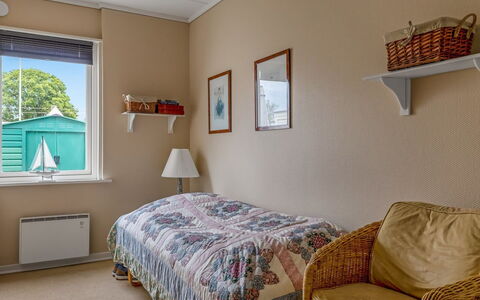 Maureen - 150M from the Sea: Mueble, Diseño De Interiores, Pared, Habitación, Cama, Piso, Madera, Suelo, Techo, Sábana