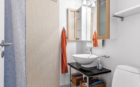 Maureen - 150M from the Sea: Diseño De Interiores, Arreglo De Tubería, Pared, Piso, Suelo, Lavabo, Baño, Lavabo Del Baño, Baño, Habitación