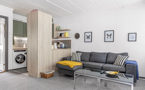 Maureen - 150M from the Sea: Mueble, Diseño De Interiores, Piso, Suelo, Madera, Techo, Sofá, Habitación, Departamento, Sala