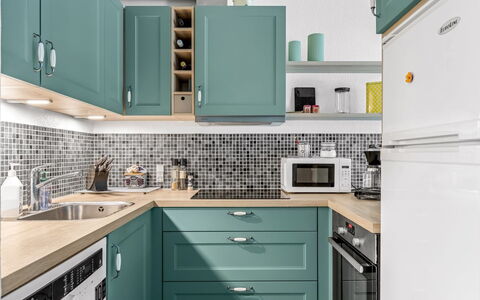 Maureen - 150M from the Sea: Cocina, Aparato De Cocina, Mostrador, Gabinetes, Electrodoméstico, Diseño De Interiores, Mueble, Piso, Electrodoméstico, Estufa De Cocina