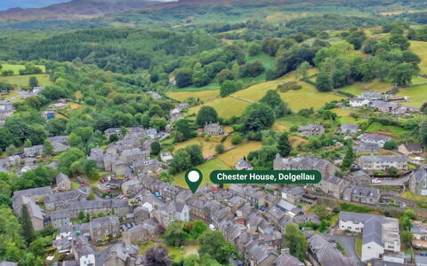 Chester House: Barrio Residencial, Paisaje, Casa, Vista Panorámica, Barrio, Suburbio, Área Rural, Tierras Altas, Techo, Pueblo