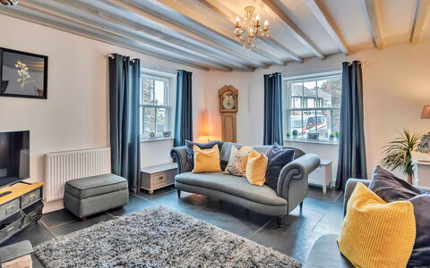 Chester House: Madera, Sofá, Mueble, Diseño De Interiores, Casa, Encendiendo, Sala, Techo, Habitación