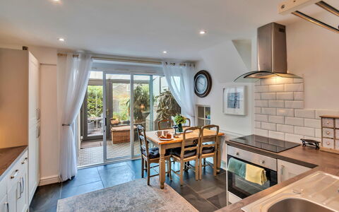 Chester House: Mueble, Diseño De Interiores, Cocina, Piso, Mostrador, Suelo, Madera, Techo, Gabinetes, Aparato De Cocina