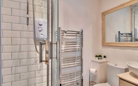 Chester House: Arreglo De Tubería, Diseño De Interiores, Piso, Baño, Suelo, Plomería, Grifo, Espejo, Lavabo, Habitación