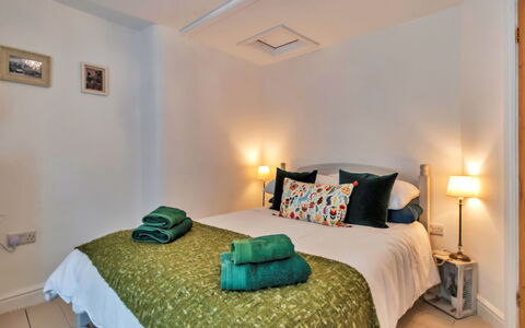 Chester House: Cama, Mueble, Diseño De Interiores, Lecho, Habitación, Suelo, Sábana, Piso, Pared, Habitación