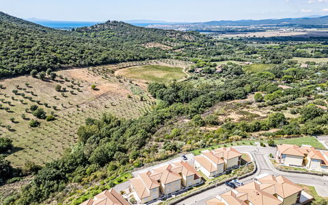Tra Mare e Campagna: Paisaje, Vista Panorámica, Pueblo, Fotografía Aérea, Suburbio, Chaparral, Pueblo De Montaña