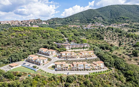 Tra Mare e Campagna: Barrio Residencial, Barrio, Paisaje, Casa, Casa, Asentamientos Humanos, Pueblo, Área Rural, Suburbio, Hill Station