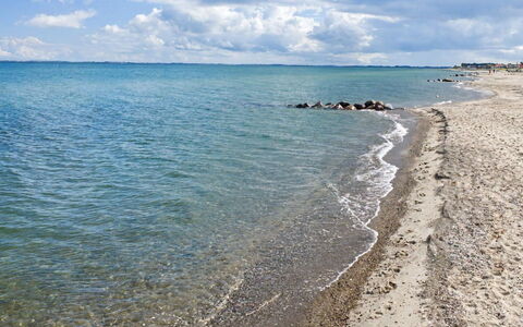 Joachim - 10M from the Sea: Madera, Mueble, Departamento, Habitación, Techo, Manchas De Madera, Silla, Madera Dura, Barniz, Maderas