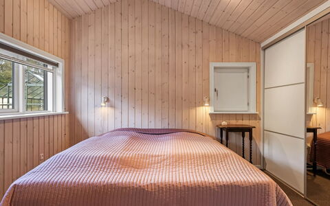 Fritzy - 1.5Km from the Sea: Madera, Techo, Habitación, Diseño De Interiores, Suelo, Cama, Piso, Habitación, Sábana, Marco De La Cama