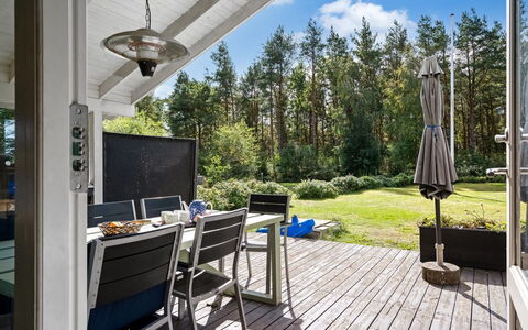Fritzy - 1.5Km from the Sea: Madera, Mueble, Silla, Casa, Mueble Para Exteriores, Puerta, Porche, Cubierta, Sombra, Cabaña