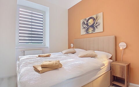 Buky Escape: Cama, Diseño De Interiores, Pared, Habitación, Mueble, Madera, Suelo, Sábana, Techo, Lecho