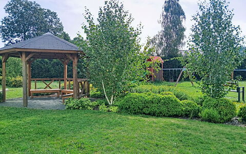 Buky Escape: Árbol, Jardín, Arbusto, Césped, Cobertura Del Suelo, Primavera, Plantas Leñosas, Sombra