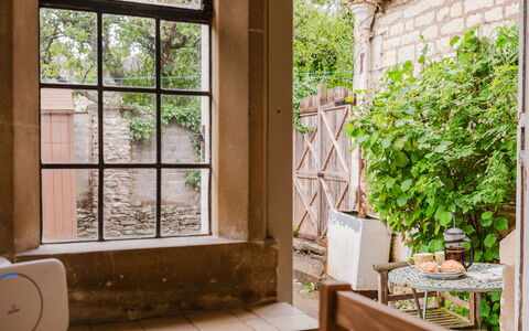 Little Hale Cottage: Mueble, Diseño De Interiores, Piso, Suelo, Techo, Habitación, Silla, Mesa, Departamento, Cocina Y Comedor Mesa