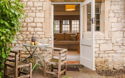 Little Hale Cottage: Mueble, Diseño De Interiores, Piso, Suelo, Techo, Habitación, Silla, Mesa, Departamento, Cocina Y Comedor Mesa