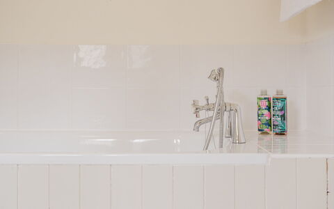 Little Hale Cottage: Mueble, Diseño De Interiores, Piso, Suelo, Techo, Habitación, Silla, Mesa, Departamento, Cocina Y Comedor Mesa