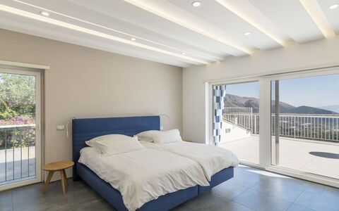 Capri: Mueble, Diseño De Interiores, Pared, Cama, Suelo, Techo, Piso, Madera, Habitación, Departamento